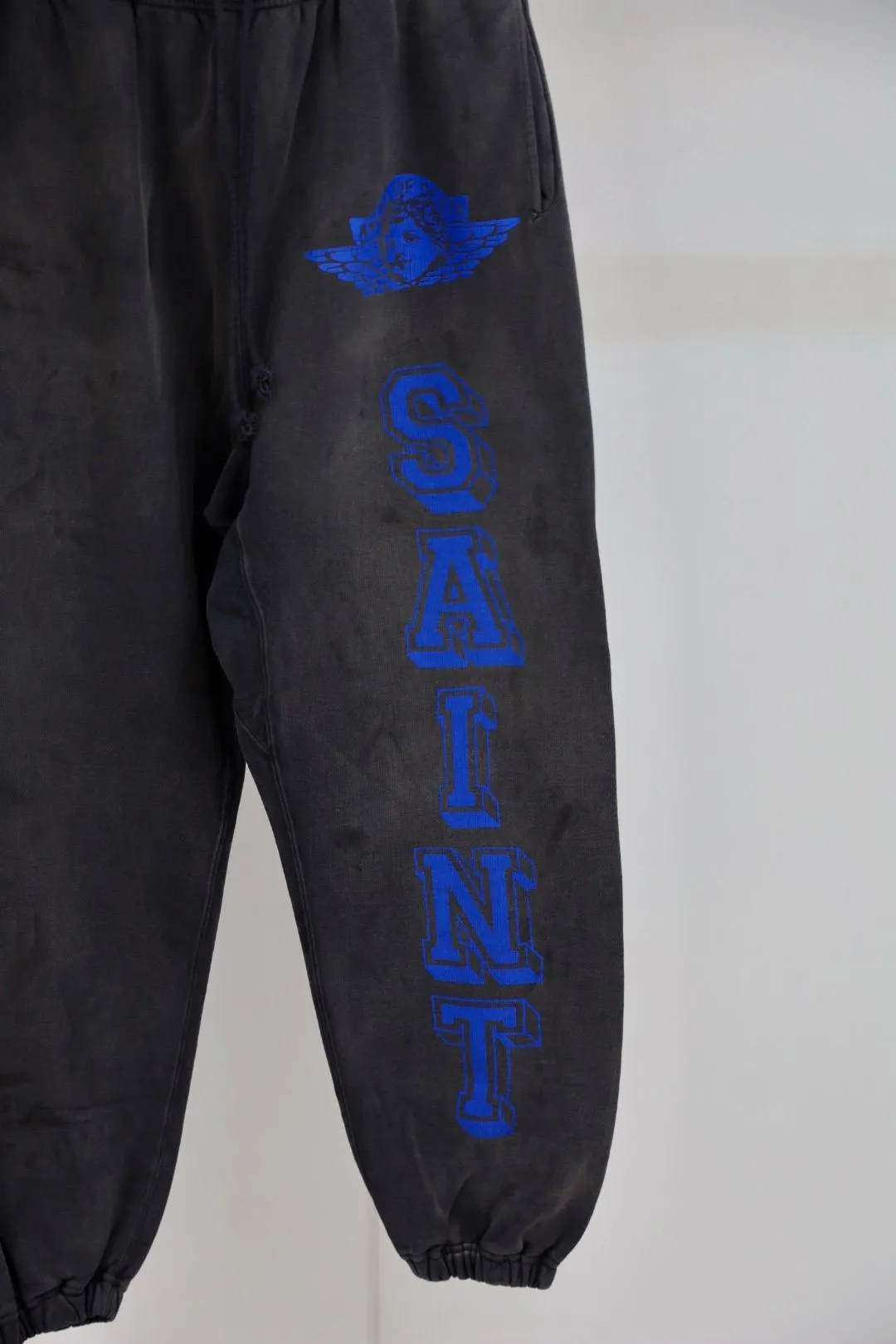 SAINT Mxxxxxx SWEAT PANTS/ANGEL/BLK Blue Angel Reborn Sweatpants Washed black S-XL Assute dyeing Sprayed on the whole piece to fade Wormhole destruction treatment Heavy fermentation washing to create NEW VINTAGE texture Factory four-needle and six-thread workmanship No bone seams More comfortable to wear Genuine grade crack printing/correct accessories